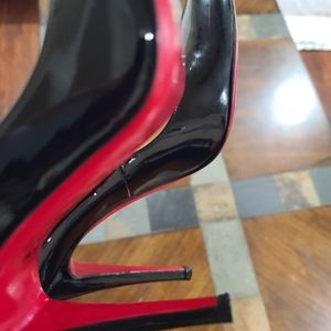 Christian Louboutin Black Decollete Classic Leather Patent 39 Pumps